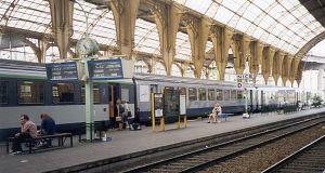 Ein herkömmlicher TER (Train Express Régionaux) Zug im Bahnhof von Nice