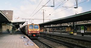 A class 2000 electric trainset (25 kV 50 Hz) is idling at the station.