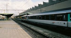 SNCF-Lok (Betriebsnr.: 15024) der Reihe BB 15000 kommt mit ihrem Schnellzug an.