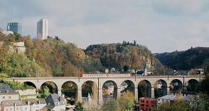 A class 2000 trainset crosses the Pfaffenthal viaduct.