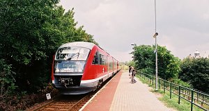 Aquincum felső -
Esztergom felé közlekedő csatolt Desiro érkezik (elöl: 6342 009) az új megállóhelyre.