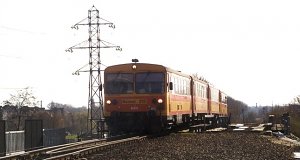 Ein Bzmot-Zug (vorne: Bzmot 215) fährt durch den Übergang bei Aquincum, Richtung Esztergom