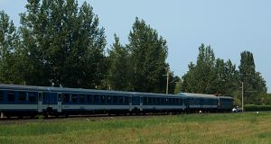 Der "Ezüstpart Express" fährt von Keszthely nach Miskolc, mit den von der ÖBB gekauften Schlierenwagen.