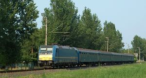 Richtung Balatonlelle (und Nagykanizsa) strebt der Eilzug 18506 "Déli > Parti" mit der TRAXX Lokomotive 480 014 an der Spitze.