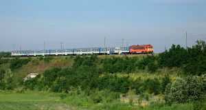 Der Schnellzug 979 kommt aus Tapolca an, mit einer Diesellokomotive der Reihe 418 an der Zugspitze.