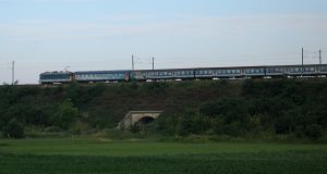 Der erste Balaton Express (Ex 862) eilt nach Keszthely.