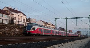 A Dunaújváros felé tartó S42-es dupla Flirt-je gyorsít Budafok állomás után. Elől a 415 050-es.