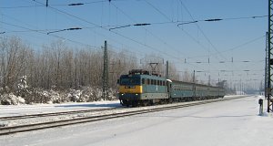 Electric locomotive V43 1025 accelerates with a regional train toward Miskolc, at Felsőzsolca station