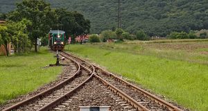 Der anschliessende Zug kommt aus Richtung Szob an. 