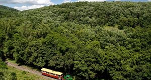 Am Fusse eines verlassenen Steinbruchs schlängelt die Lokomotive 3756 Richtung Márianosztra mit dem neu gebauten Personenwagen.