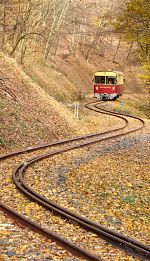 Ungefähr 1 km oberhalb von Márianosztra steigt der erste Zug am Morgen, der brandneue Triebwagen Betriebsnr. 8444 001 von Nagyirtás herab.