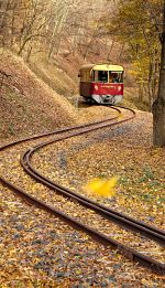 Ungefähr 1 km oberhalb von Márianosztra steigt der erste Zug am Morgen, der brandneue Triebwagen Betriebsnr. 8444 001 von Nagyirtás herab.