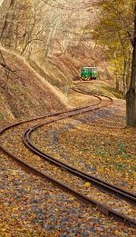 Az első vonat duplázva jön Nagybörzsönyből. A motorkocsit egy mozdonyvontatta vonat követte, 3 percen belül.