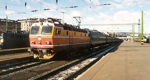A HŽ 1142 004-es mozdonya a Dombóvár-Gyékényes irányába induló sebesvonat élén