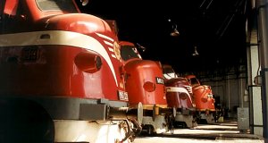 Reihe der ausser Betrieb gesetzten NOHAB-Lokomotiven im Ringlokschuppen. Vorn steht die M61 020.
