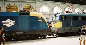 Schliesslich musste die V43 1312 den Zug bis Budapest ziehen.
»Vor der Abfahrt in Wien Westbahnhof