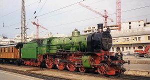 Der Donauknie-Nostalgiezug mit der Dampflok 109.109 wartet auf die Abfahrt.