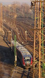 Zwei zusammengekuppelte Desiro-Triebzüge (Reihe 6342) fahren nach Esztergom ab