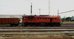 Taigatrommel M62 149 mit einem Güterzug

