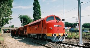 The NOHAB diesel loco M61 019 of the MÁV Nostalgia Ltd helps with the reconstruction of the junction