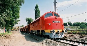 Die NOHAB-Diesellokomotive M61 019 der MÁV Nostalgie GmbH hilft beim Umbau der Verzweigung