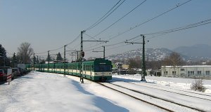 Der Zug fährt Richtung Szentendre beim Bahnübergang von Pomáz