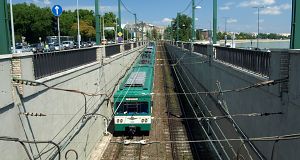 Diese MXA-Doppeleinheit ist gerade von Margit híd nach Szentendre auf dem falschen Gleis abgefahren.