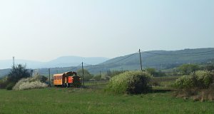 Die Mk48 2031 zieht einen Zug mit einem einzigen Wagen Richtung Királyrét...
