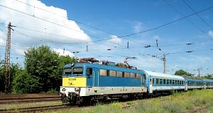 A 612-es számú Szabolcs IC Rákosrendezőről átgurul a zuglói végállomásra. Élén a 431 249-es villamos mozdony.