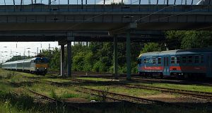 431 295 is hauling the already empty IC 629 "Bereg" from Budapest-Zugló, when she meets the S57 at the overpass