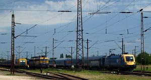 Now she takes over the three cars of the IC 582 in order to depart at 12:28 as IC 1656 "Kócsag" to Nyíregyháza.