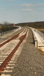 Ein Güterzug nähert sich auf dem Viadukt von Nagyrákos, gezogen von der Taigatrommel-Diesellokomotive M62 215
