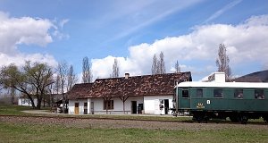 Der Zug fährt an der Bäckerei der "Minderstadt in der Grossen Ungarischen Tiefebene" vorbei.