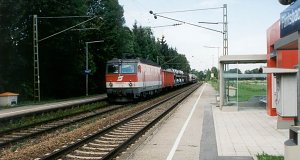 Die Lok 1044 253 der ÖBB fährt mit einem Güterzug Richtung Österreich.