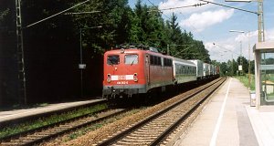 RoLa (&quot;Rollende Landstrasse&quot;) vonat halad át a  
megállóhelyen.
Mozdony: 139 262