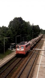 Die Lok 140 575  fährt mit einem Güterzug nach Österreich.