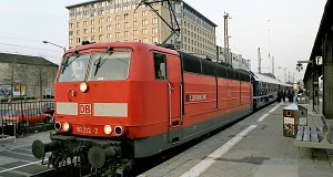 A Luxembourg névre keresztelt 181 212-es kétáramnemű mozdony éjszakai vonatot hozott.