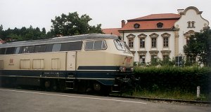 A 218 320-as dízelmozdony a füsseni pályaudvaron