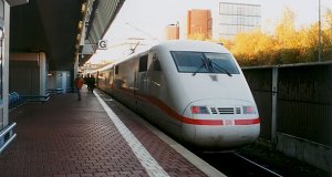 An ICE 1 has arrived at Kassel-Wilhelmshöhe station from the direction of Hannover. 