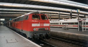 Hier ist mein Zug, ein nach Lindau fahrender Regionalexpress, mit der Diesellok 218 225 an der Zugspitze.