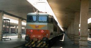 Az E.656 599-es villanymozdony a firenzei pályaudvaron