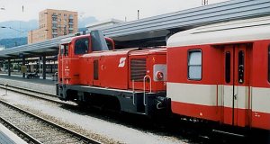 Diesel shunter 2067 064 with passenger railcars type Schlieren