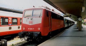 A Deutsche Bahn 111 028-as pályaszámú mozdonya zöld-fehér halberstadti kocsikkal