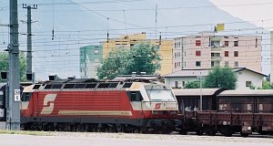 Electric locomotive 1822 005, a so-called 'Brennerlok' is idling in the station.
Since then, this loco has been sold to the Polish company PTKiGK Rybnik.
