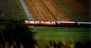 Personenzug gegen halb 9 abends, in der Nähe von Völlerndorf, befördert von zwei Lokomotiven der Reihe 1099