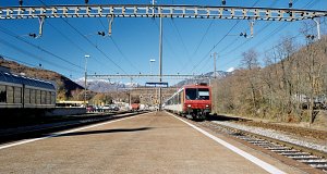 Bellinzonától Luganoig közlekedő regionális vonat, egy RBDe 560-as NPZ érkezik az állomásra
