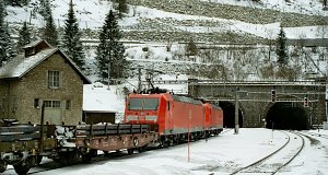 A Railion két 185-ös sorozatú villamos mozdonya várakozik tehervonatával a Gotthard-alagút előtt