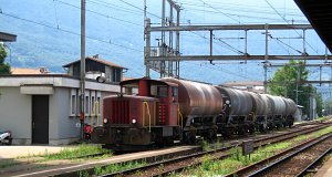 Diesel shunter Tm IV 8788 with five tank cars