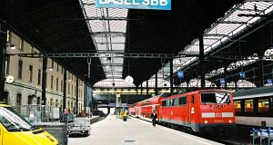 A Deutsche Bahn 111 048-as pályaszámú villamos mozdonya emeletes szerelvénnyel