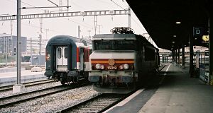 Az SNCF BB 15012-es mozdonyát a szerelvényre tolják.